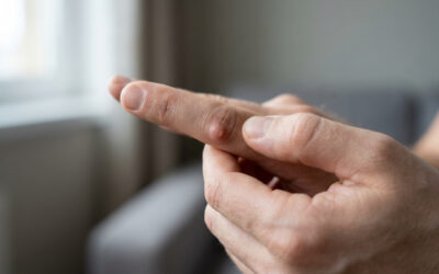 Boule dure sur un doigt : causes et diagnostics possibles